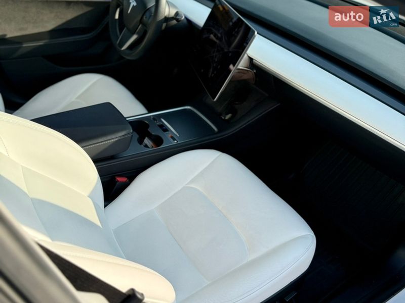 Седан Tesla Model 3 2021 в Львове