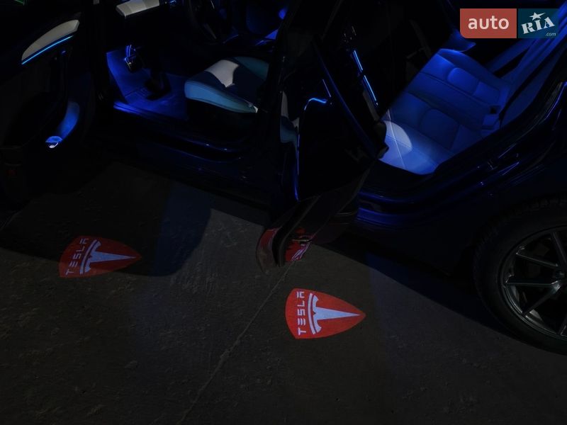 Седан Tesla Model 3 2021 в Львове