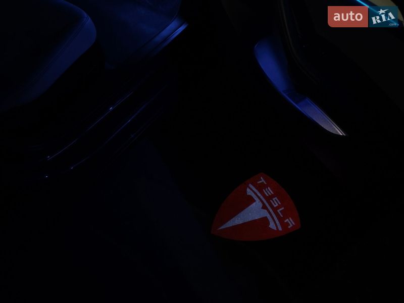 Седан Tesla Model 3 2021 в Львове