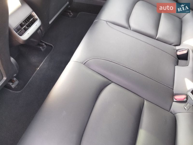 Седан Tesla Model 3 2020 в Ровно