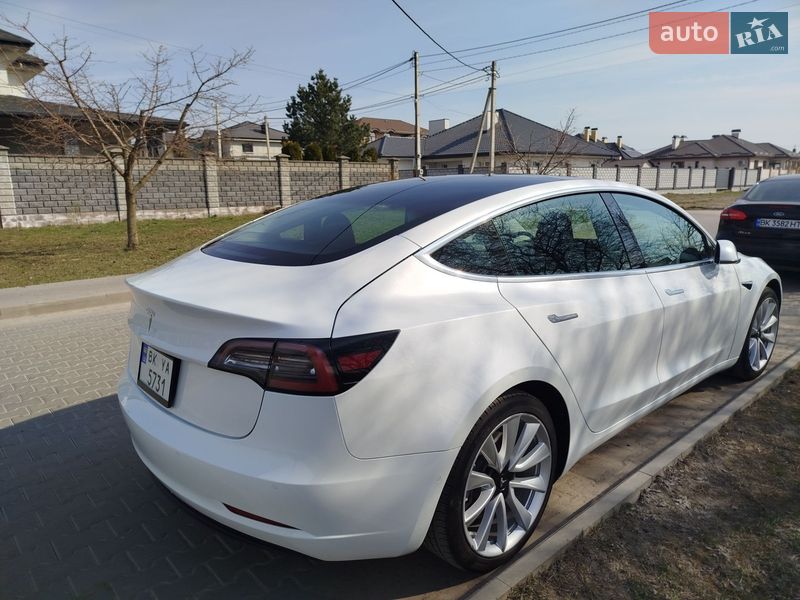 Седан Tesla Model 3 2020 в Ровно