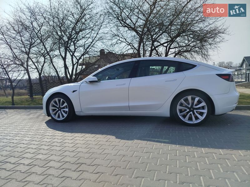 Седан Tesla Model 3 2020 в Ровно