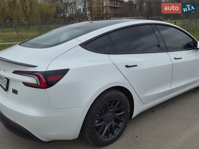 Седан Tesla Model 3 2025 в Івано-Франківську