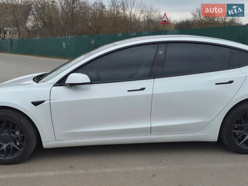 Седан Tesla Model 3 2025 в Івано-Франківську