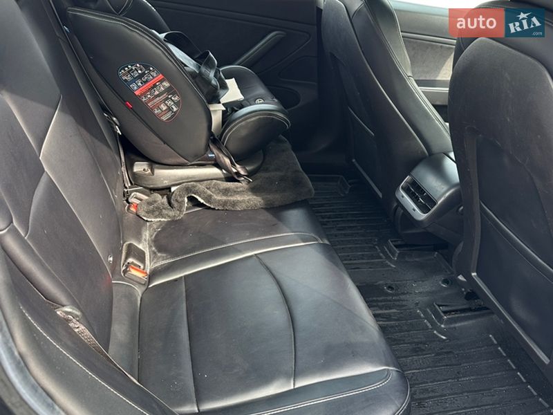 Седан Tesla Model 3 2017 в Винниках