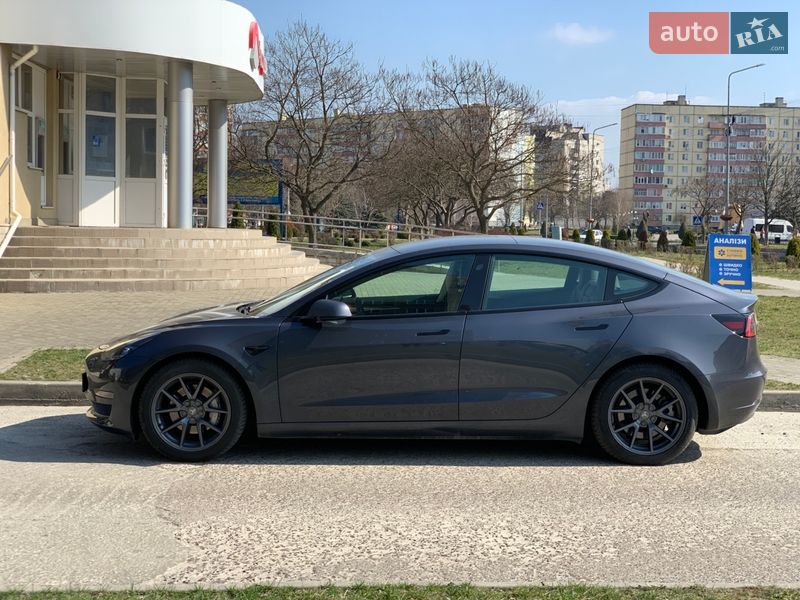 Седан Tesla Model 3 2023 в Вараше