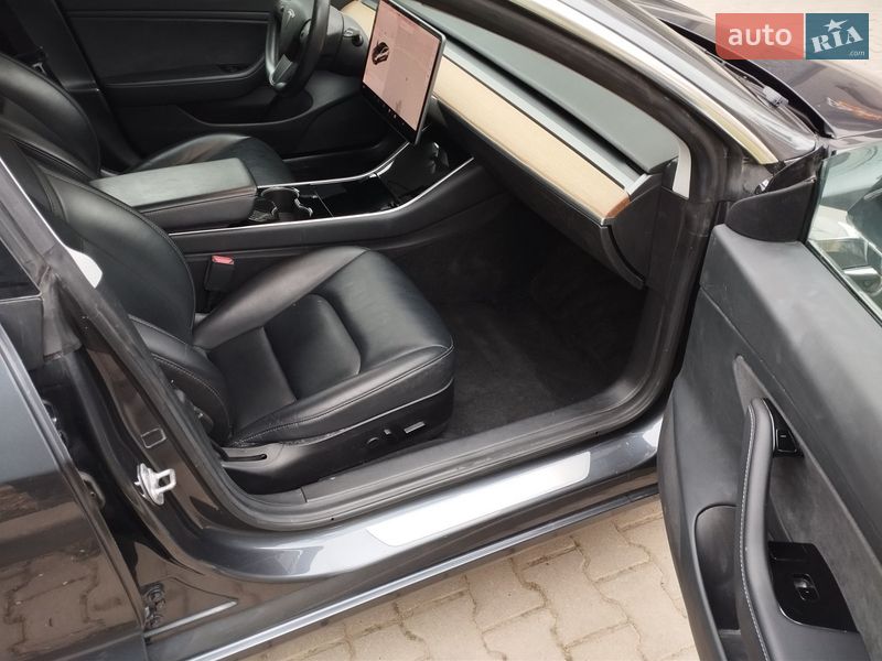 Седан Tesla Model 3 2019 в Ужгороді