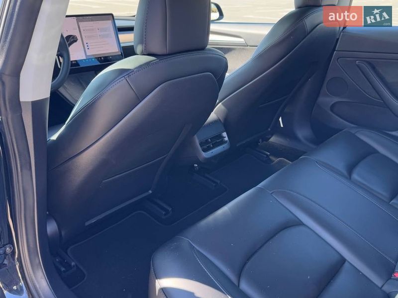 Седан Tesla Model 3 2021 в Черновцах