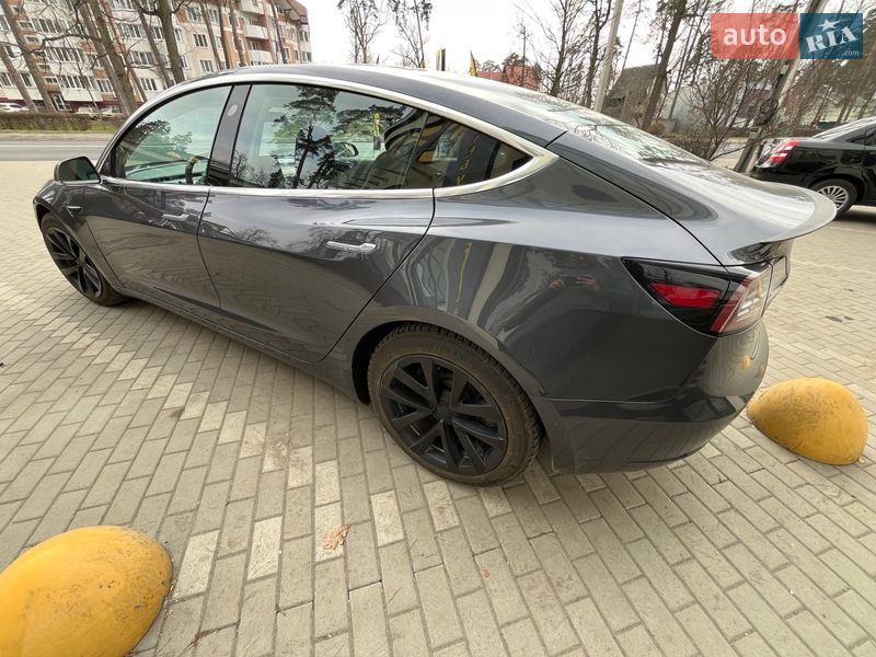 Седан Tesla Model 3 2018 в Бучі