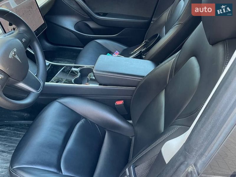 Седан Tesla Model 3 2019 в Черновцах