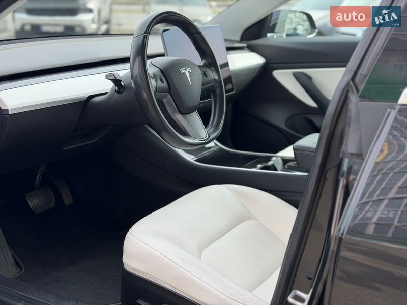 Седан Tesla Model 3 2019 в Киеве