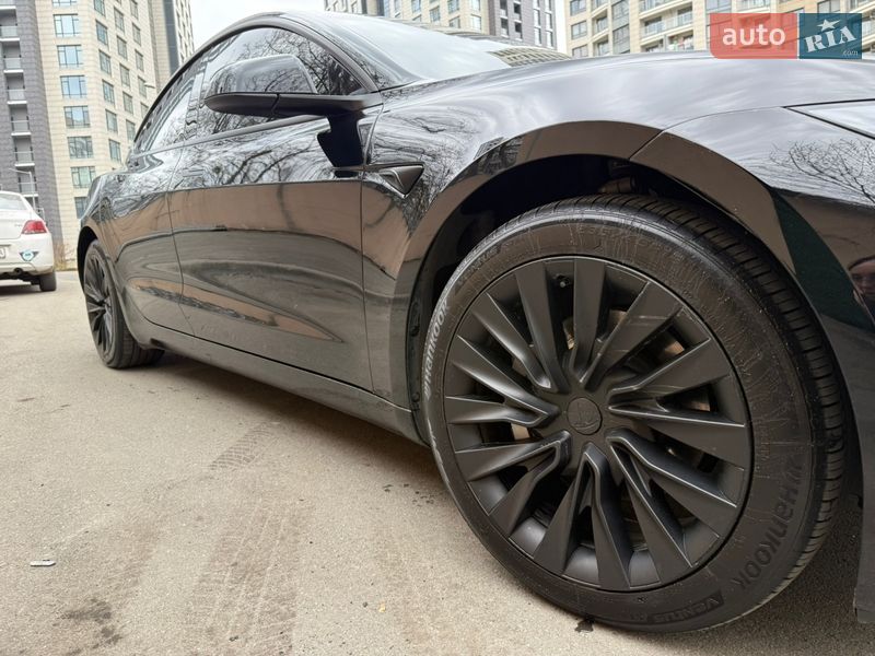 Tesla Model 3, фото з оголошення