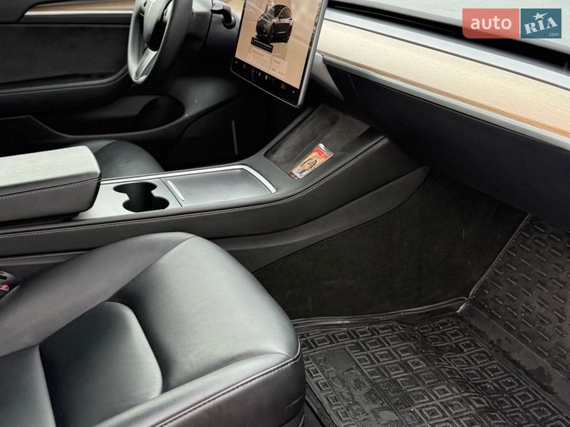 Седан Tesla Model 3 2022 в Черновцах