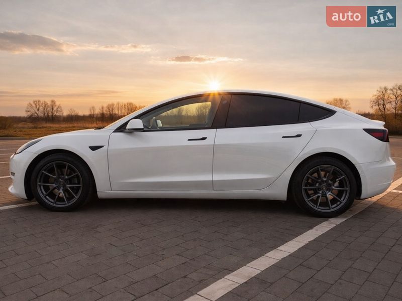 Седан Tesla Model 3 2021 в Виннице