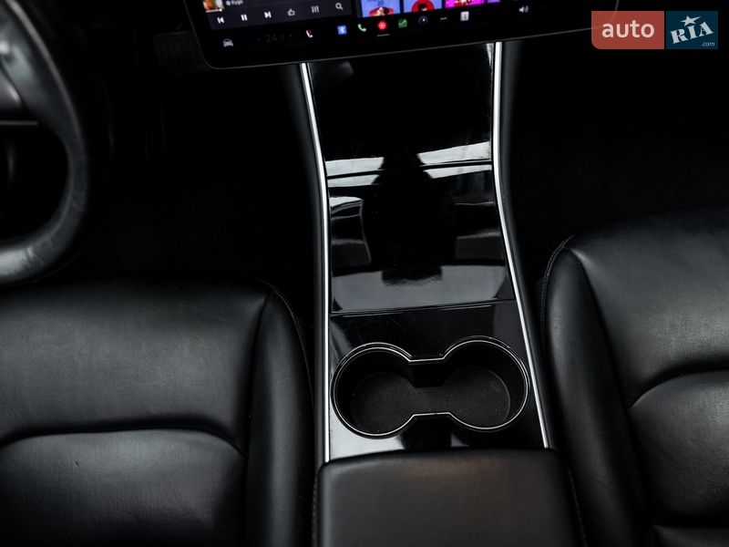 Седан Tesla Model 3 2018 в Житомирі