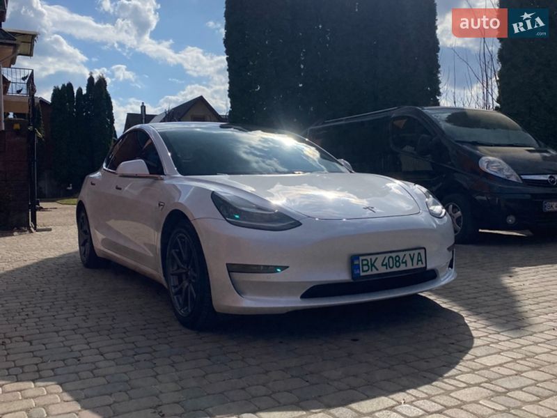 Седан Tesla Model 3 2019 в Ровно