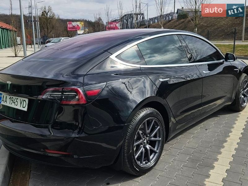 Седан Tesla Model 3 2018 в Ирпене
