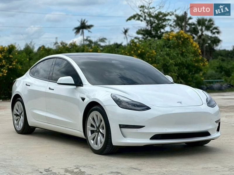 Седан Tesla Model 3 2023 в Києві