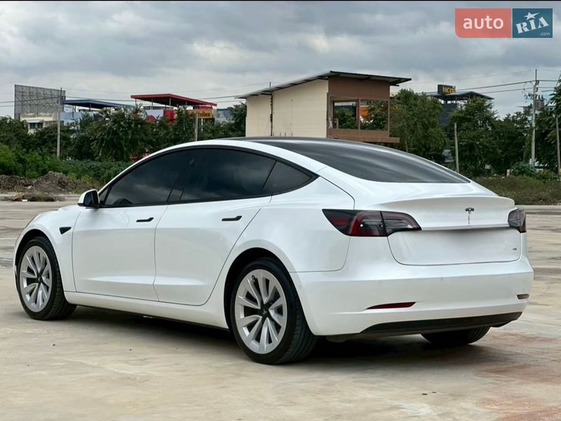 Седан Tesla Model 3 2023 в Києві