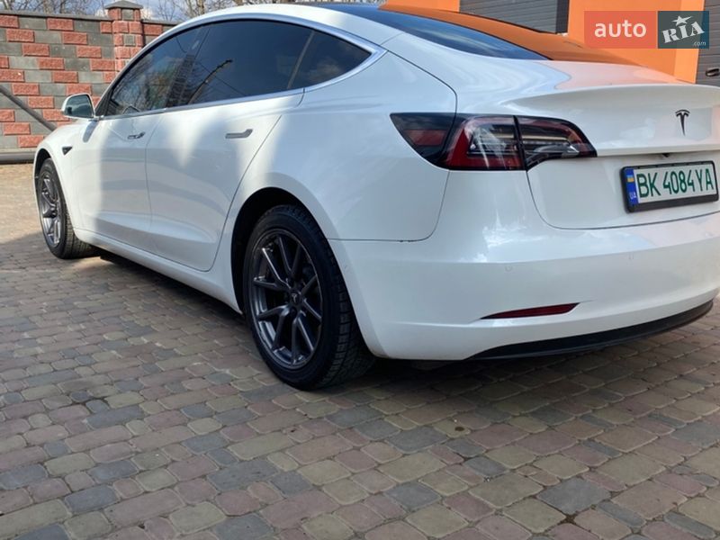 Седан Tesla Model 3 2019 в Рівному