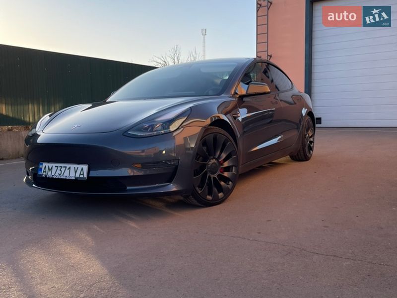 Седан Tesla Model 3 2021 в Коростені