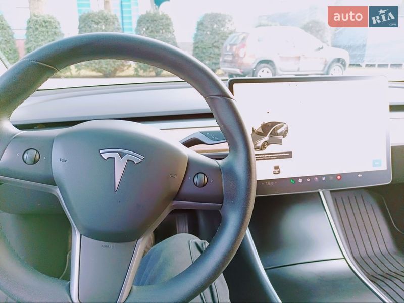 Седан Tesla Model 3 2019 в Киеве