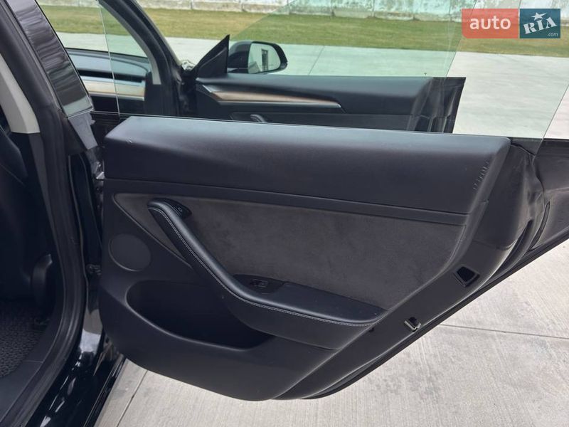 Седан Tesla Model 3 2022 в Ківерцях