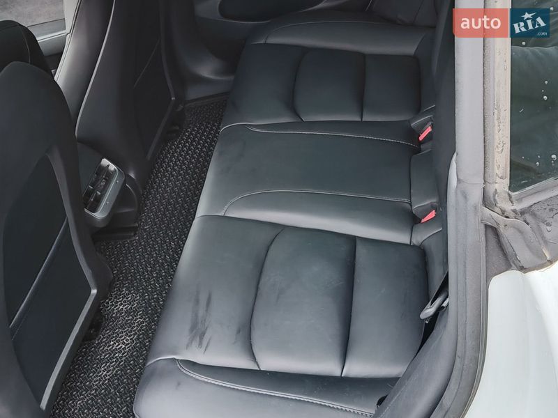 Седан Tesla Model 3 2023 в Кременчуці