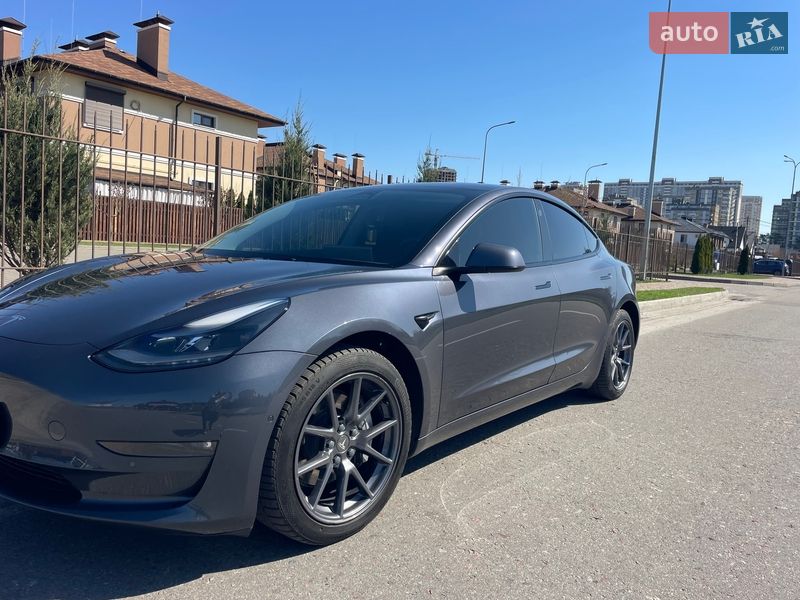 Седан Tesla Model 3 2022 в Киеве