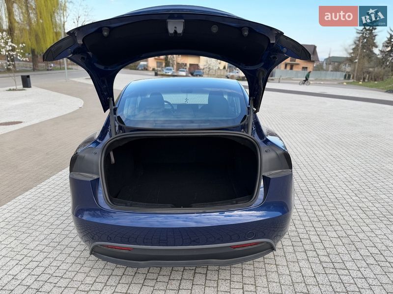 Седан Tesla Model 3 2024 в Львове