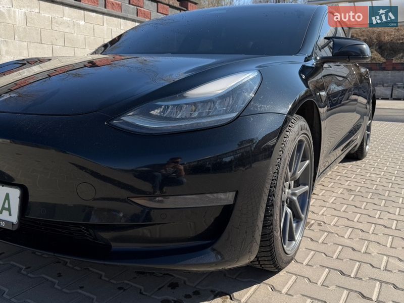 Седан Tesla Model 3 2018 в Ровно