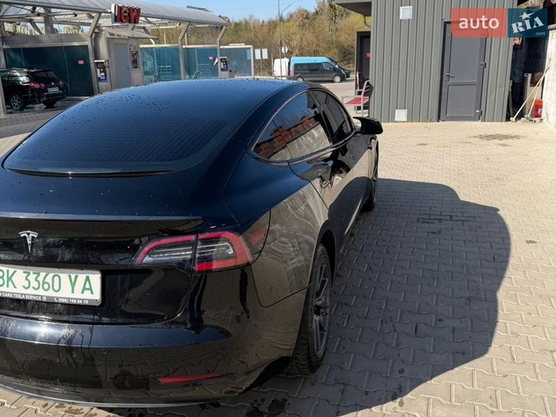 Седан Tesla Model 3 2018 в Ровно
