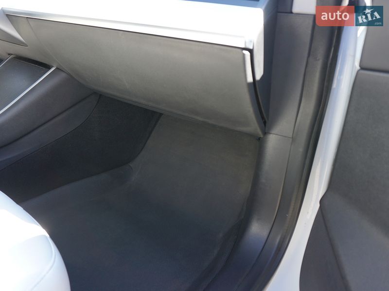 Седан Tesla Model 3 2019 в Киеве