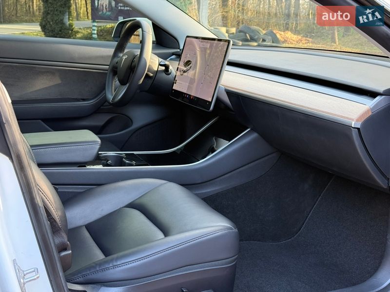 Седан Tesla Model 3 2020 в Дрогобыче