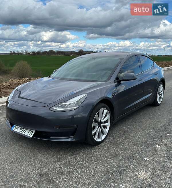 Седан Tesla Model 3 2018 в Ровно