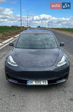 Седан Tesla Model 3 2018 в Ровно