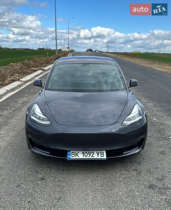 Седан Tesla Model 3 2018 в Ровно