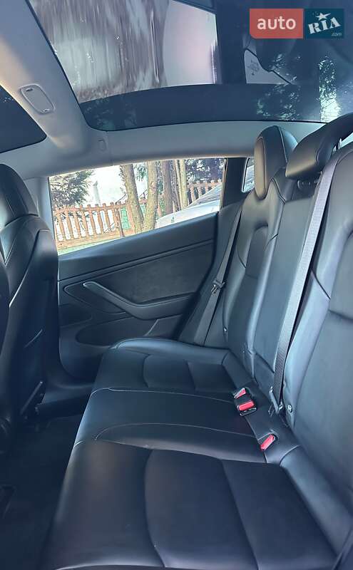 Седан Tesla Model 3 2018 в Ровно