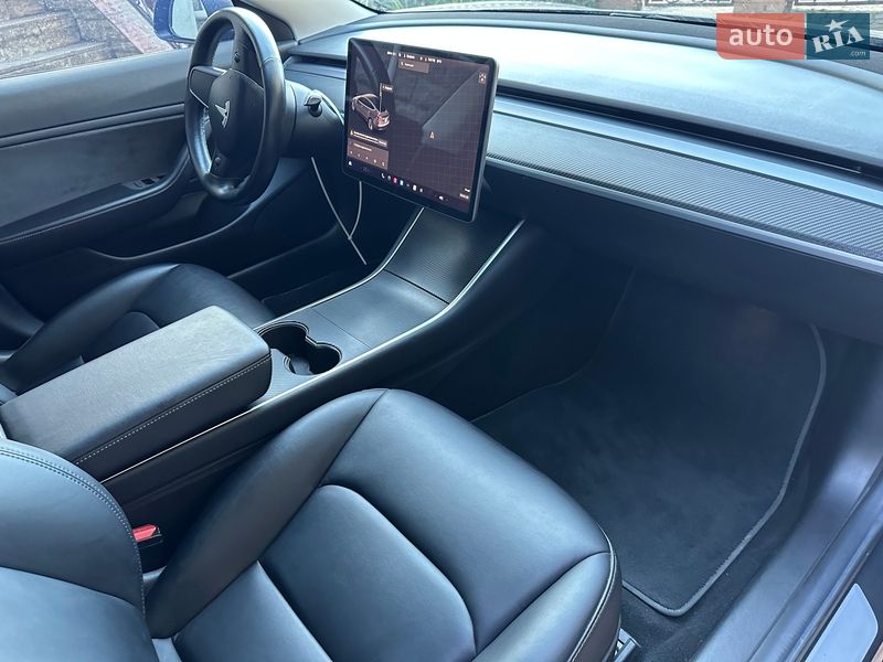 Седан Tesla Model 3 2018 в Ровно