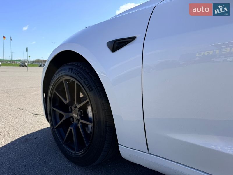 Седан Tesla Model 3 2021 в Львове