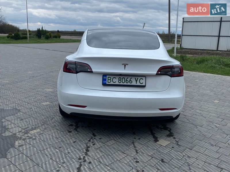 Седан Tesla Model 3 2023 в Буске