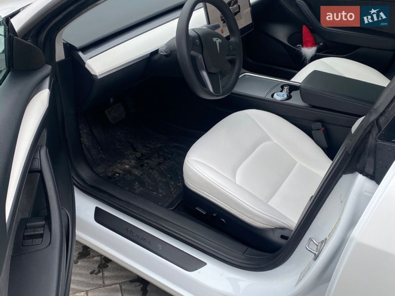 Седан Tesla Model 3 2023 в Буске