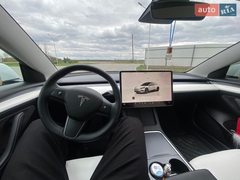 Седан Tesla Model 3 2023 в Буске