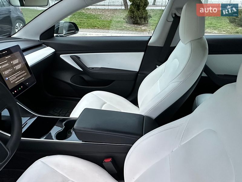 Седан Tesla Model 3 2020 в Киеве