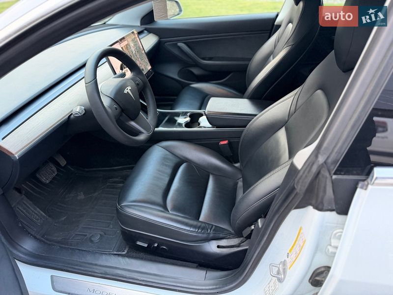 Седан Tesla Model 3 2019 в Калуше