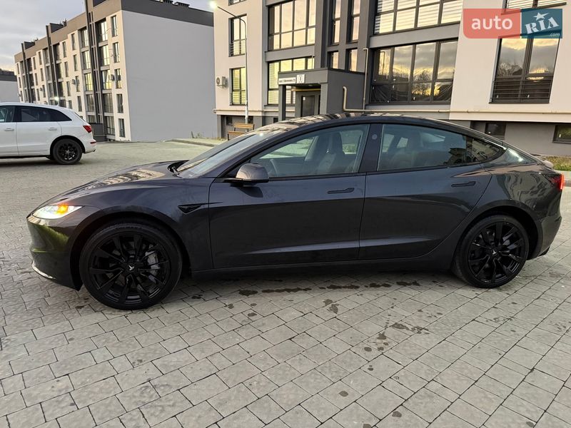 Седан Tesla Model 3 2024 в Львове