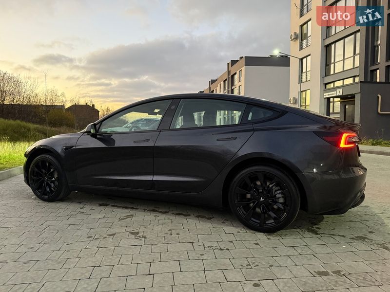 Седан Tesla Model 3 2024 в Львове
