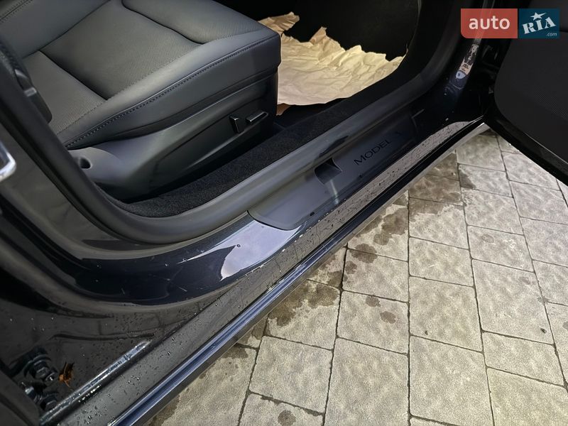 Седан Tesla Model 3 2024 в Львове