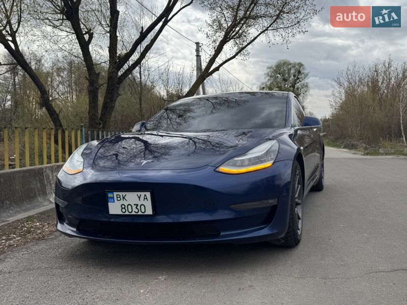 Седан Tesla Model 3 2018 в Ровно