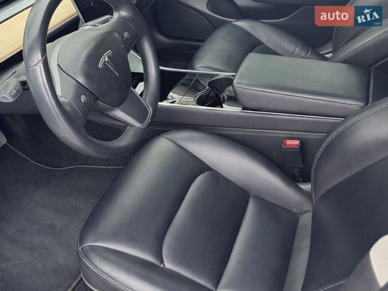 Седан Tesla Model 3 2018 в Ровно